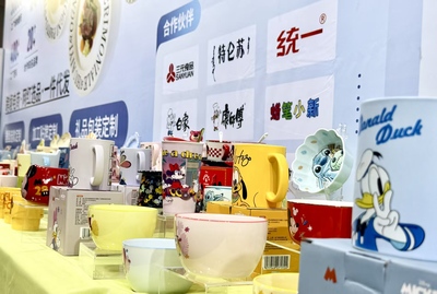 陶瓷工厂的全景图 传统工艺与现代智能的交响